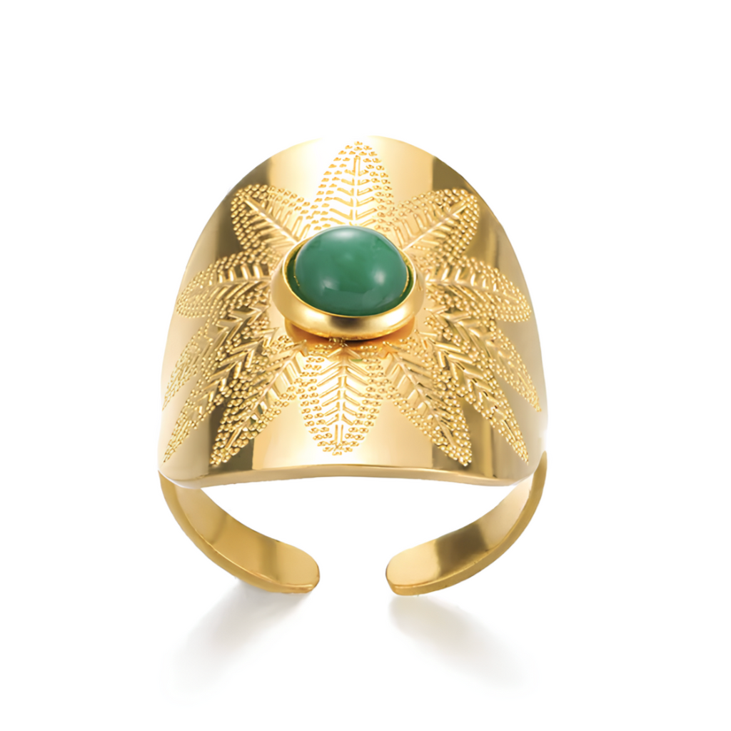 Ajoutez une touche de sophistication naturelle à votre look avec cette bague manchette en acier inoxydable doré, délicatement gravée d’un motif feuille et ornée d’une pierre verte lumineuse.&nbsp;Un bijou au design ouvert et texturé, à la fois moderne et symbolique.