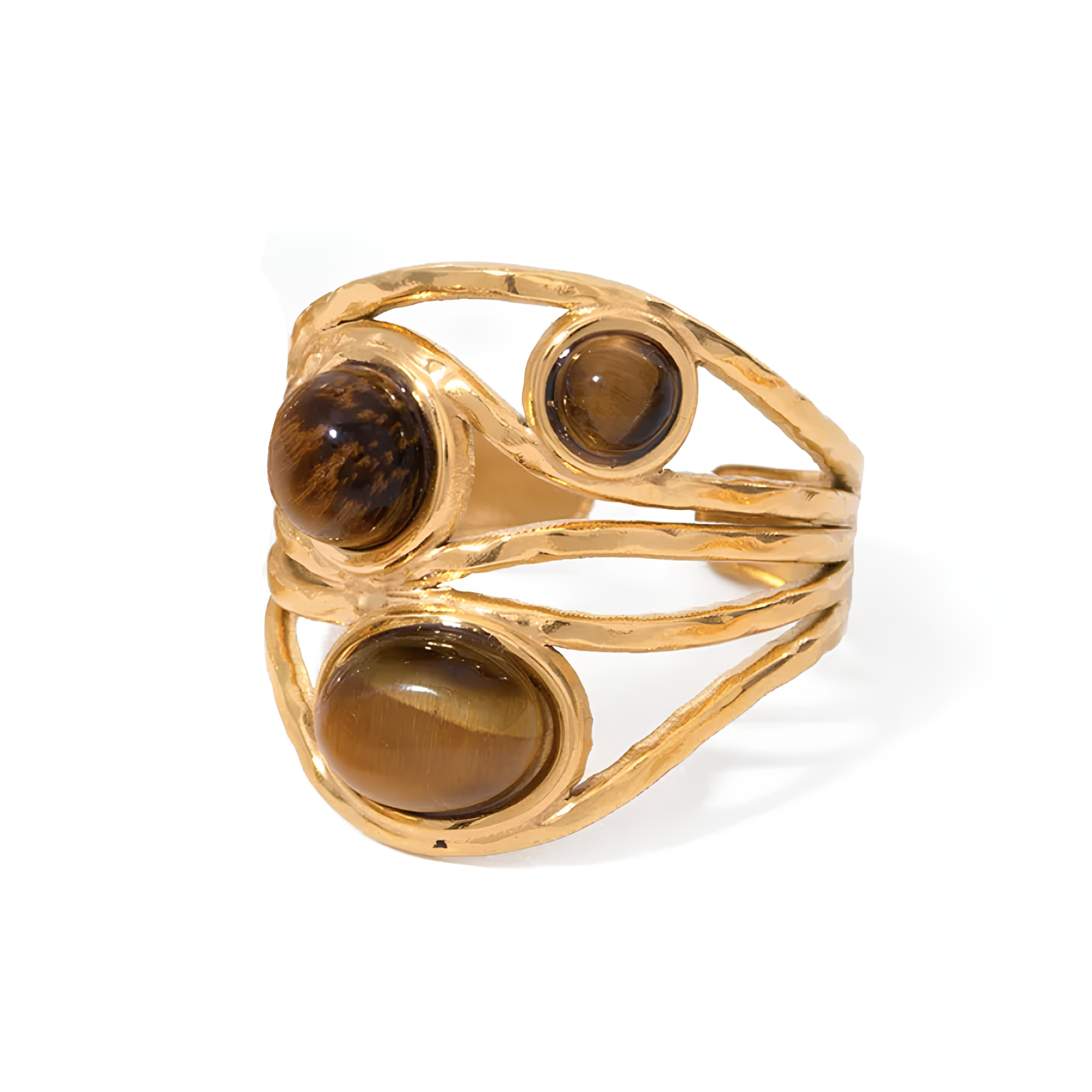 Ajoutez une touche de caractère et d’énergie à votre look avec cette bague en acier inoxydable doré ornée de trois perles en œil de tigre. Chaque pierre naturelle est unique, aux reflets chauds et profonds, sublimée par un design texturé aux lignes entrelacées.