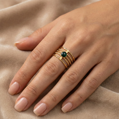 bague acier inoxydable doré perlée pierre verte vue large