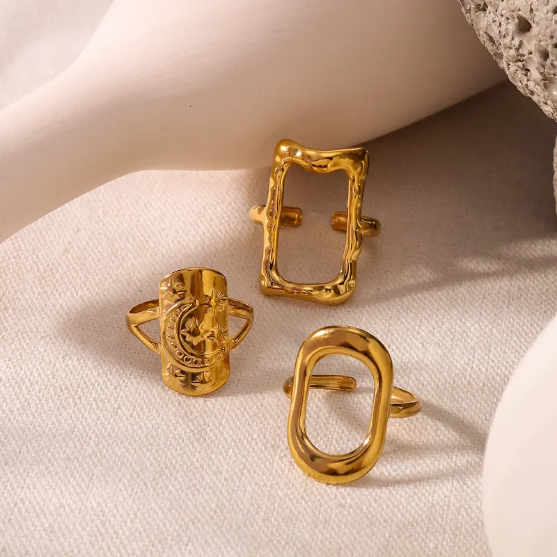 Laissez-vous envoûter par cette bague dorée gravée d’un croissant de lune et d’étoiles scintillantes, véritable hommage au ciel nocturne et à l’univers mystique. Sa plaque ovale finement détaillée évoque les énergies lunaires et apporte une touche spirituelle à votre look.