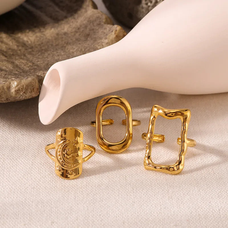 Laissez-vous envoûter par cette bague dorée gravée d’un croissant de lune et d’étoiles scintillantes, véritable hommage au ciel nocturne et à l’univers mystique. Sa plaque ovale finement détaillée évoque les énergies lunaires et apporte une touche spirituelle à votre look.