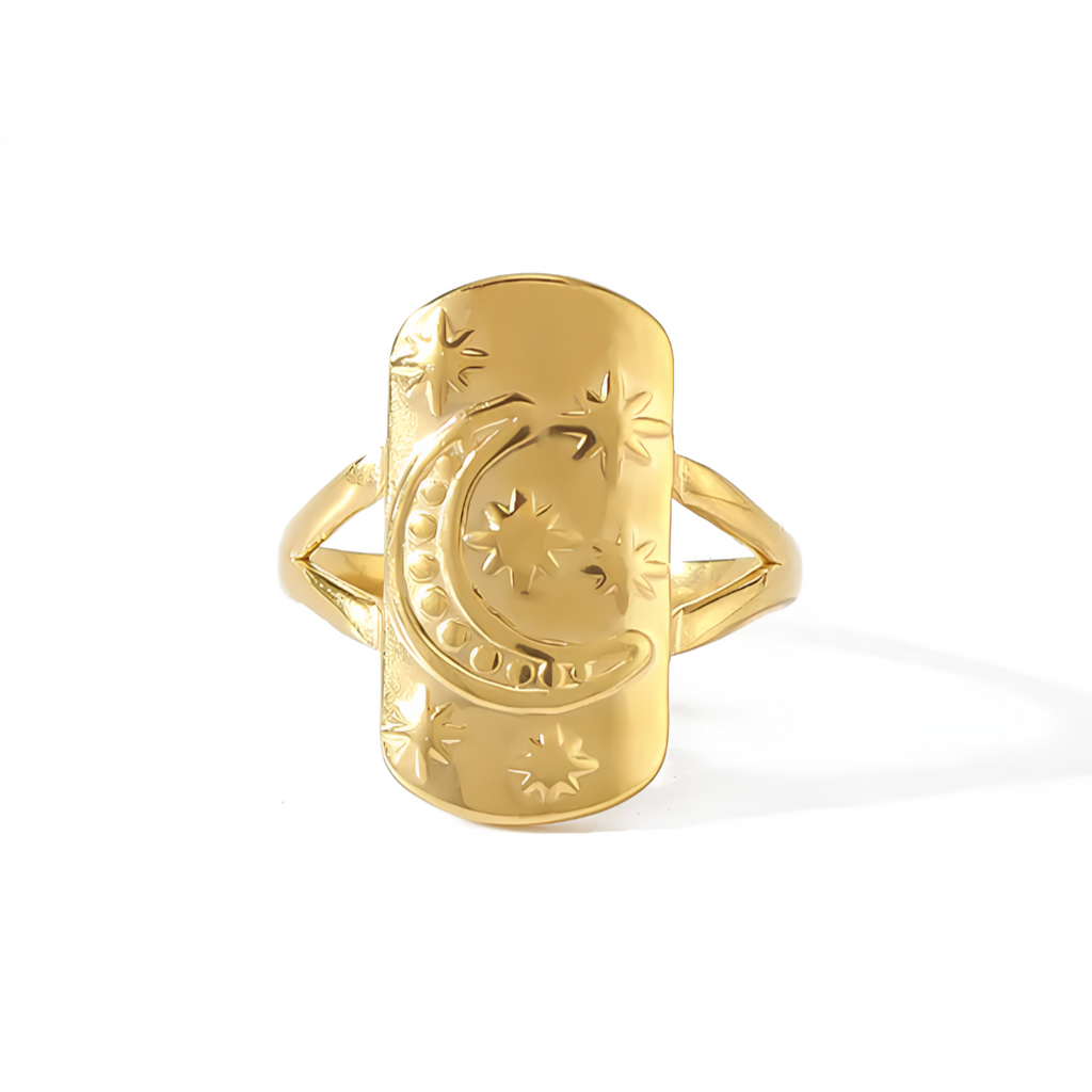 Laissez-vous envoûter par cette bague dorée gravée d’un croissant de lune et d’étoiles scintillantes, véritable hommage au ciel nocturne et à l’univers mystique. Sa plaque ovale finement détaillée évoque les énergies lunaires et apporte une touche spirituelle à votre look.