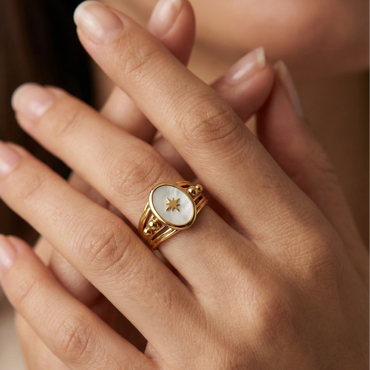 Bague acier inoxydable étoile dorée centre nacre portée sur doigt