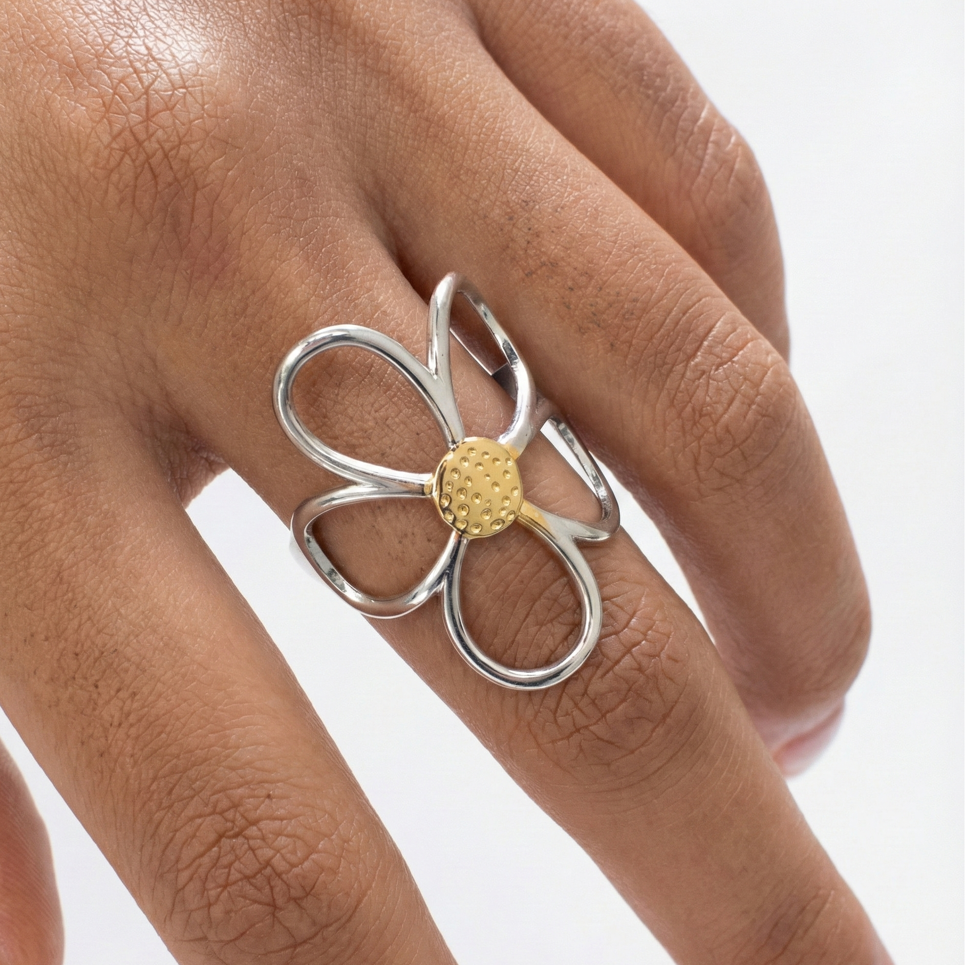 Bague acier inoxydable fleur pétales argent portée sur doigt