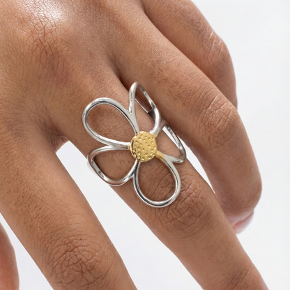 Bague acier inoxydable fleur pétales argent portée sur doigt