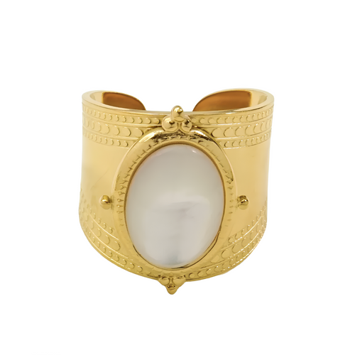 Faites sensation avec cette bague dorée large, sublimée par une pierre blanche ovale nacrée et des détails finement gravés. Son design audacieux s’inspire des bijoux d’influence antique, pour une allure royale et contemporaine à la fois.