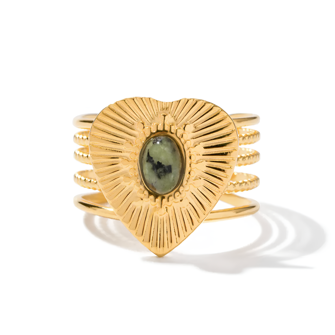 Rayonnez avec cette bague en forme de cœur doré, finement gravée de rayons texturés autour d’un cabochon pierre verte. Ce bijou à l’allure solaire et protectrice mêle symbolisme spirituel et design affirmé, parfait pour révéler votre lumière intérieure.