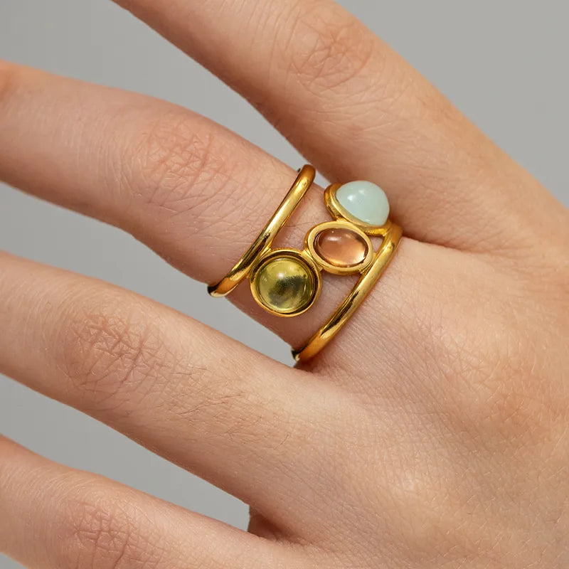 Ajoutez une touche de couleur et d’élégance à votre look avec cette bague dorée multicolore au design audacieux. Sa monture en acier inoxydable doré accueille&nbsp;trois perles lisses aux teintes douces et lumineuses : jaune pastel, bleu ciel, et cuivre. Un bijou original qui attire les regards tout en restant raffiné.

Design : Bague ouverte moderne avec pierres colorées cabochon.