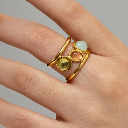 Ajoutez une touche de couleur et d’élégance à votre look avec cette bague dorée multicolore au design audacieux. Sa monture en acier inoxydable doré accueille&nbsp;trois perles lisses aux teintes douces et lumineuses : jaune pastel, bleu ciel, et cuivre. Un bijou original qui attire les regards tout en restant raffiné.

Design : Bague ouverte moderne avec pierres colorées cabochon.