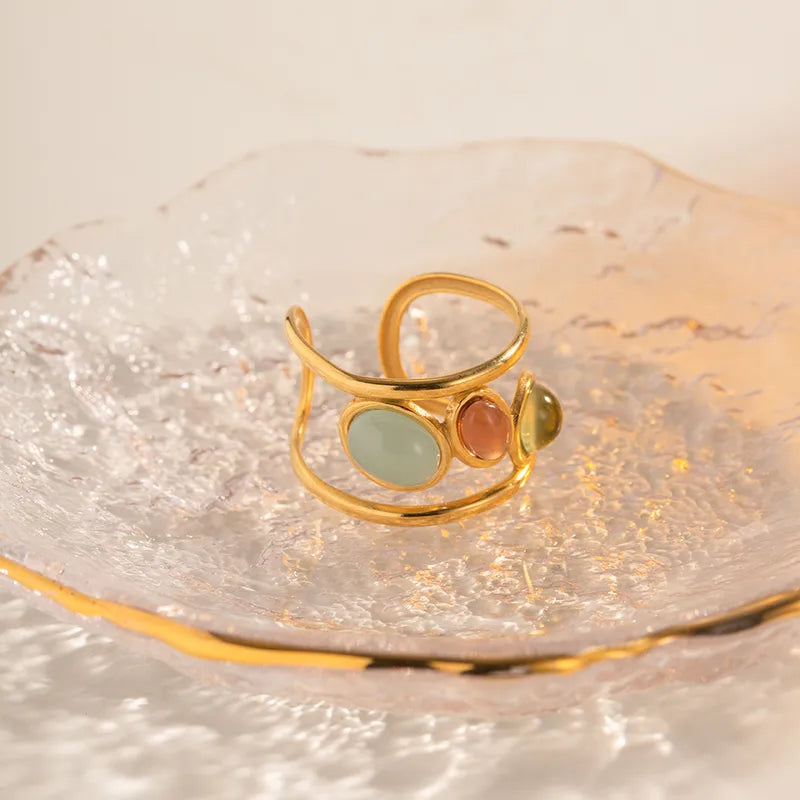 Ajoutez une touche de couleur et d’élégance à votre look avec cette bague dorée multicolore au design audacieux. Sa monture en acier inoxydable doré accueille&nbsp;trois perles lisses aux teintes douces et lumineuses : jaune pastel, bleu ciel, et cuivre. Un bijou original qui attire les regards tout en restant raffiné.

Design : Bague ouverte moderne avec pierres colorées cabochon.