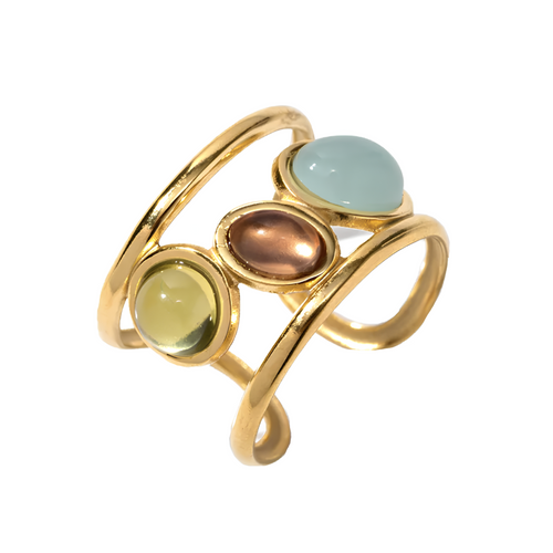Ajoutez une touche de couleur et d’élégance à votre look avec cette bague dorée multicolore au design audacieux. Sa monture en acier inoxydable doré accueille&nbsp;trois perles lisses aux teintes douces et lumineuses : jaune pastel, bleu ciel, et cuivre. Un bijou original qui attire les regards tout en restant raffiné.

Design : Bague ouverte moderne avec pierres colorées cabochon.