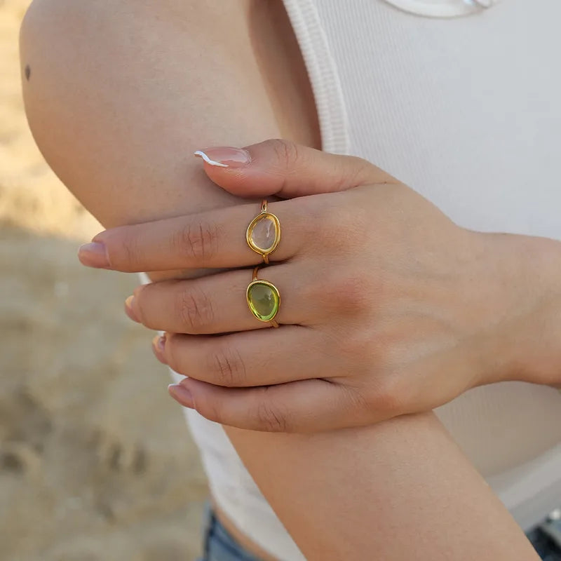 Affichez une allure à la fois chic et épurée avec cette bague en acier inoxydable doré, sublimée par une résine blanche ovale au centre. Sa finition lisse et son design ouvert minimaliste offrent une élégance discrète mais affirmée, idéale pour toutes les occasions.
