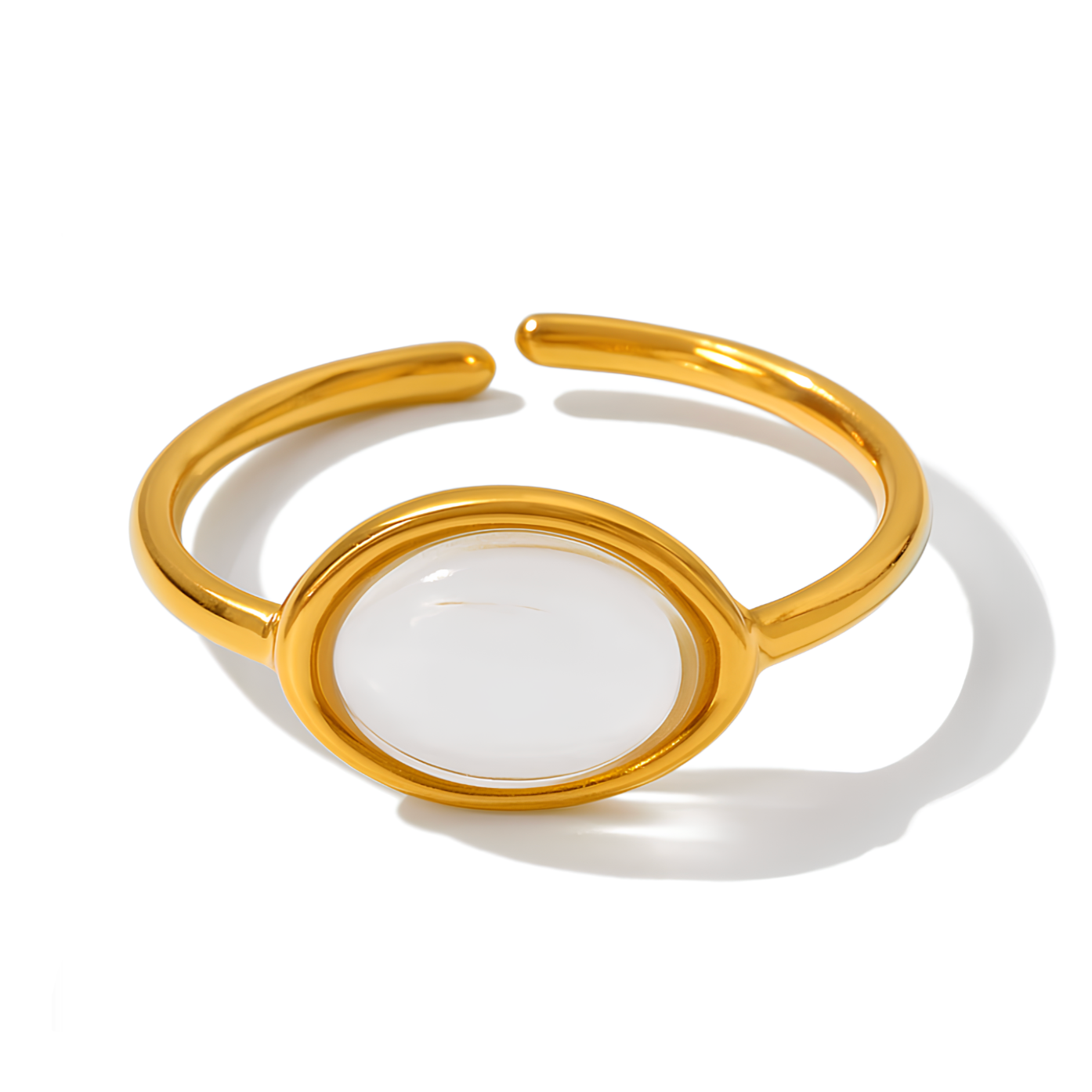 Affichez une allure à la fois chic et épurée avec cette bague en acier inoxydable doré, sublimée par une résine blanche ovale au centre. Sa finition lisse et son design ouvert minimaliste offrent une élégance discrète mais affirmée, idéale pour toutes les occasions.