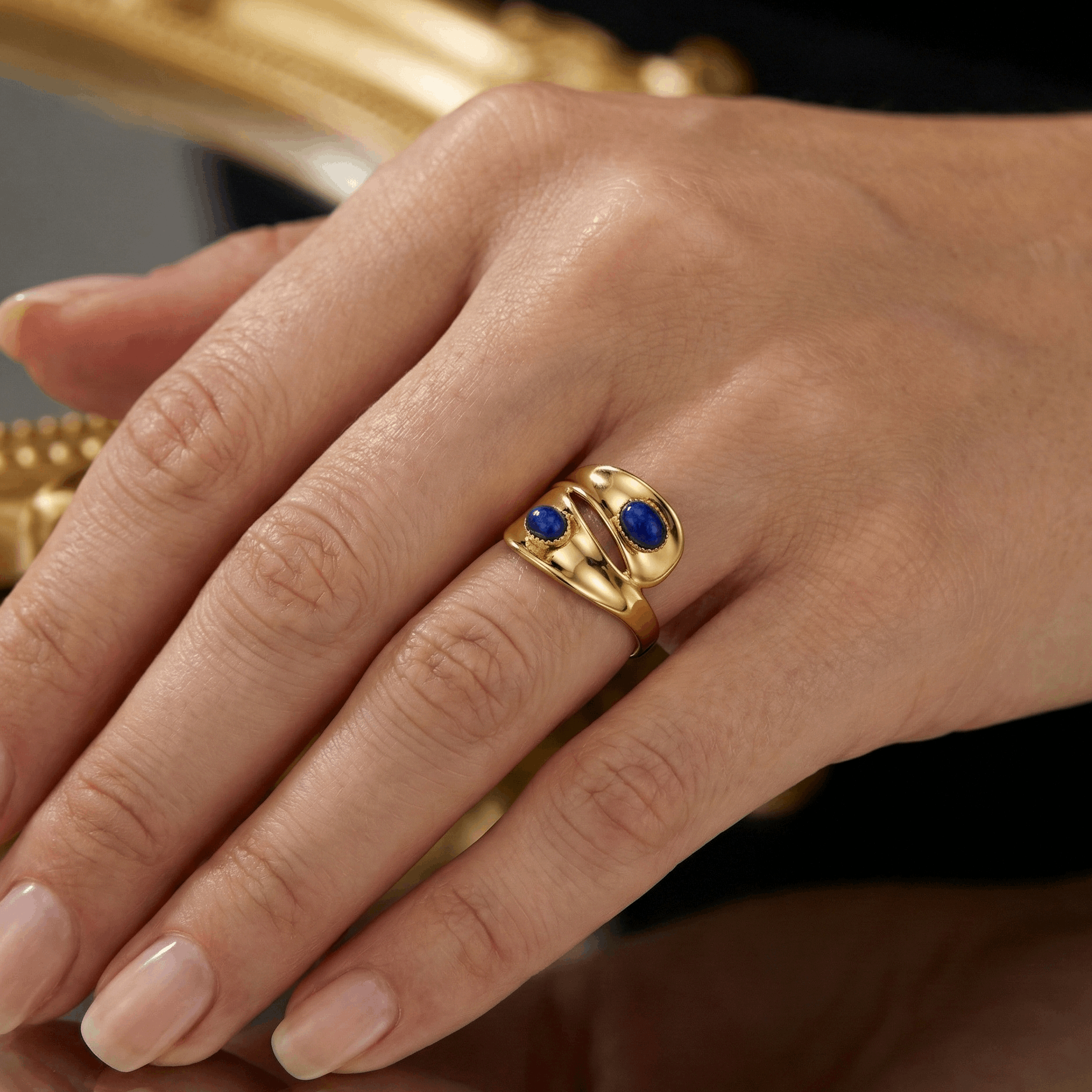 Bague ajustable en acier inoxydable doré à double anneau sertie de pierres bleues, design contemporain, hauteur 1,8 cm, usage quotidien