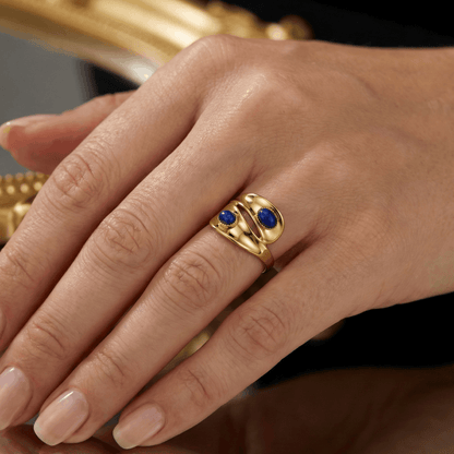 Bague ajustable en acier inoxydable doré à double anneau sertie de pierres bleues, design contemporain, hauteur 1,8 cm, usage quotidien