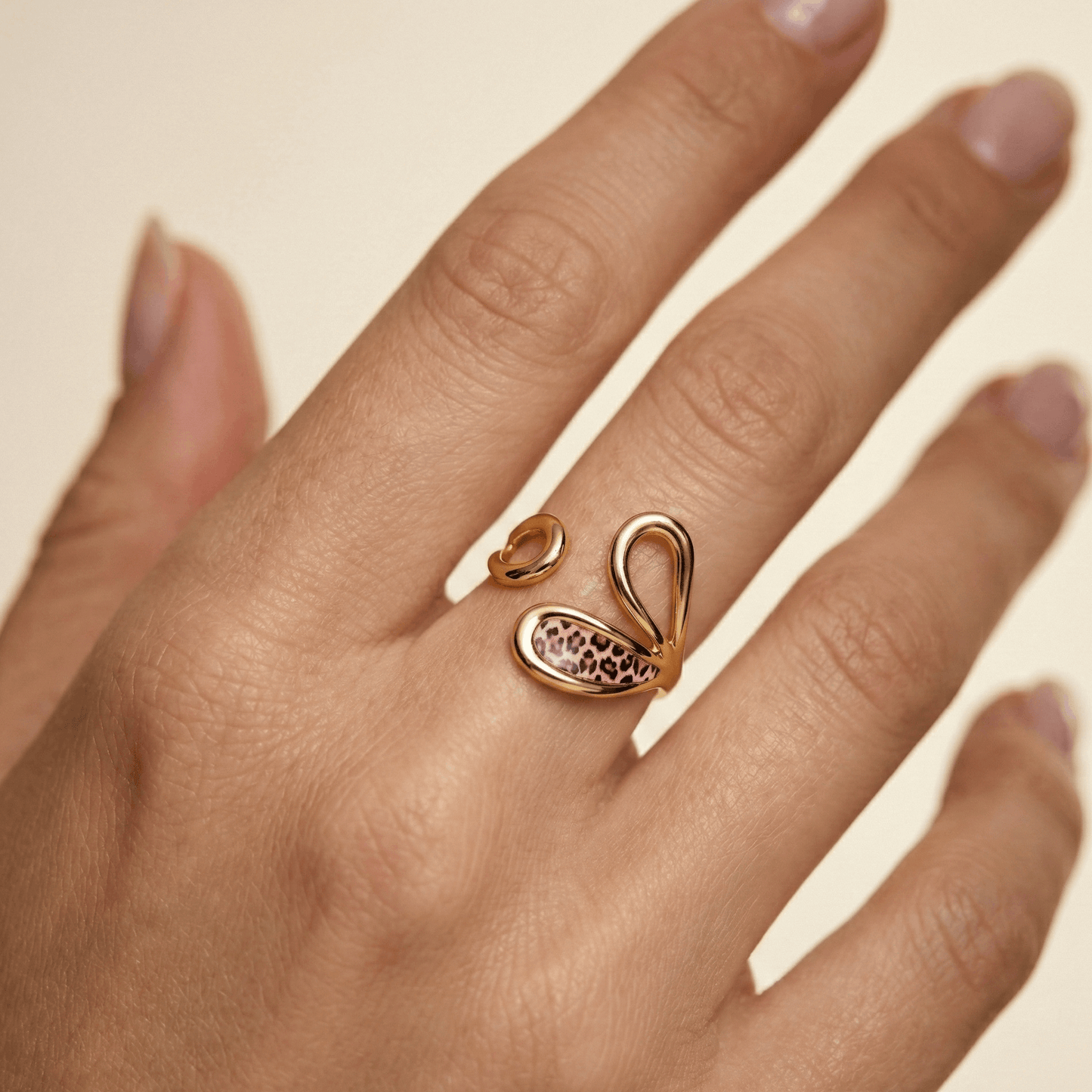 Bague ajustable en acier inoxydable doré avec insert motif léopard, design sculptural contemporain, dimensions 2,76 cm, usage quotidien