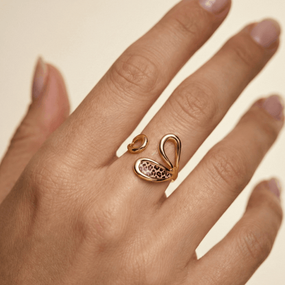 Bague ajustable en acier inoxydable doré avec insert motif léopard, design sculptural contemporain, dimensions 2,76 cm, usage quotidien