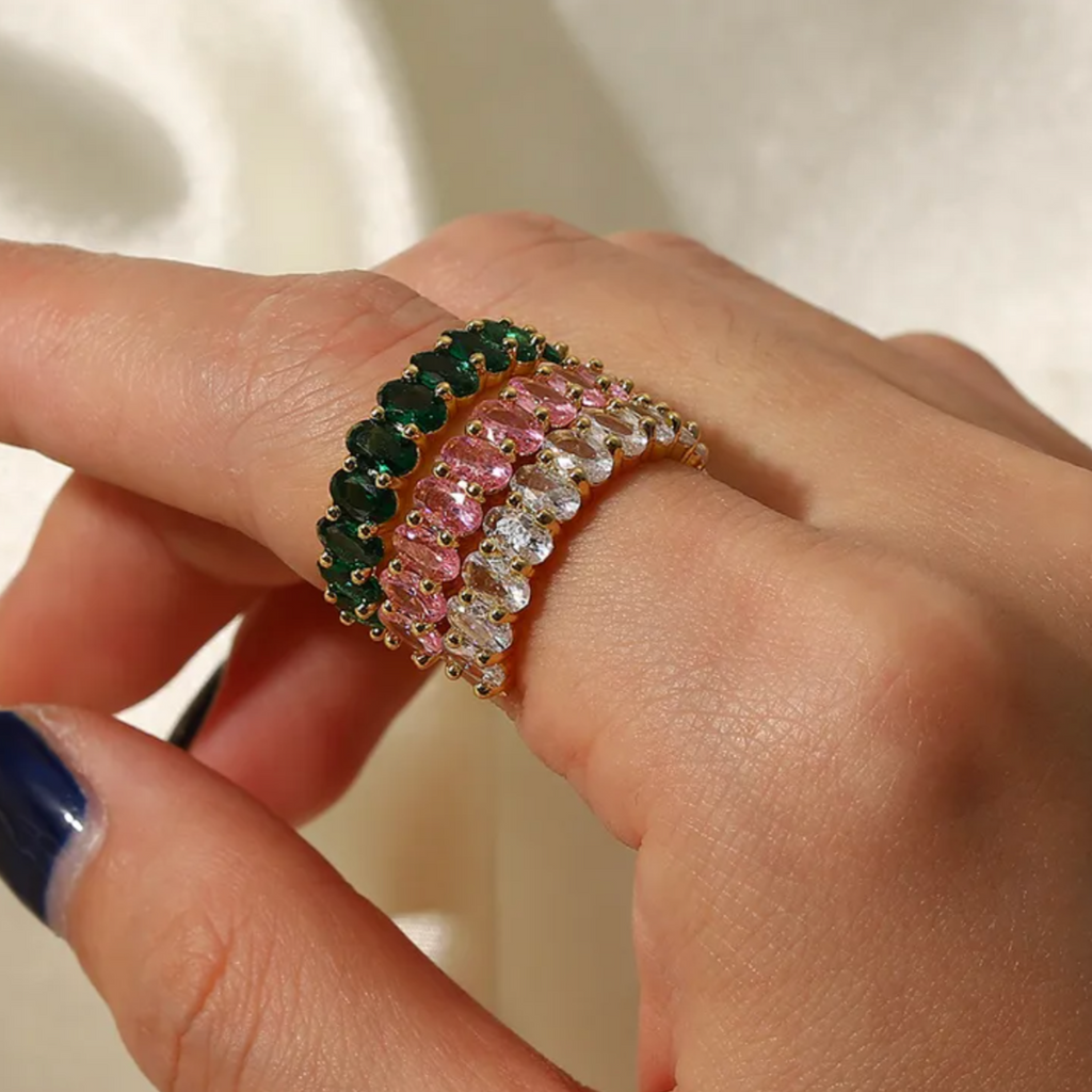 Cette bague en acier inoxydable doré, sertie de cristaux roses taillés en ovale, capte la lumière avec éclat et douceur. Son design ajouré et sa forme ouverte permettent un port confortable et élégant, quelle que soit la taille du doigt.

Matériau : Acier inoxydable couleur doré, placage PVD 18K, cristaux synthétiques roses, hypoallergénique, résistant à l’eau et à l’oxydation.

Dimensions : Largeur 0,5 cm, taille ajustable, poids 3,2 g.

Design : Anneau semi-ouvert orné de pierres roses facettées, pour un 
