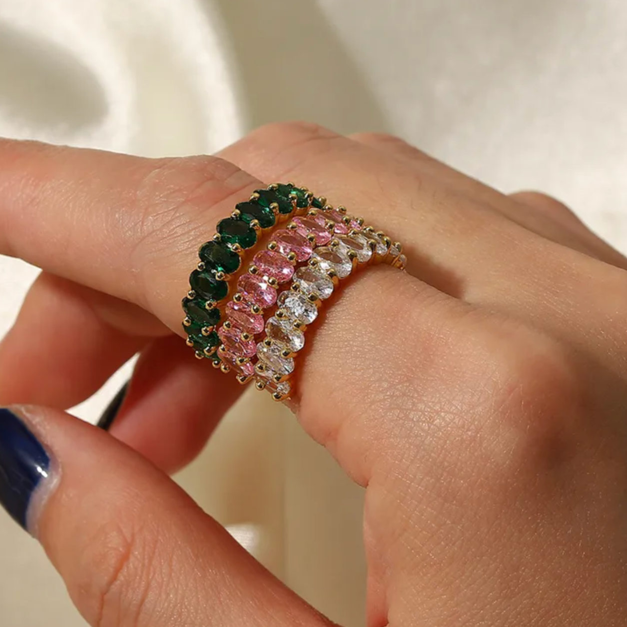Cette bague en acier inoxydable doré, sertie de cristaux roses taillés en ovale, capte la lumière avec éclat et douceur. Son design ajouré et sa forme ouverte permettent un port confortable et élégant, quelle que soit la taille du doigt.

Matériau : Acier inoxydable couleur doré, placage PVD 18K, cristaux synthétiques roses, hypoallergénique, résistant à l’eau et à l’oxydation.

Dimensions : Largeur 0,5 cm, taille ajustable, poids 3,2 g.

Design : Anneau semi-ouvert orné de pierres roses facettées, pour un 