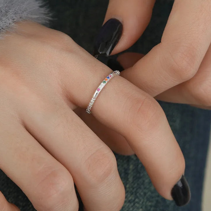 Apportez une touche de couleur et de lumière à votre style avec cette bague en argent sterling 925, ornée de zircons arc-en-ciel aux 6 couleurs éclatantes. Son design fin et ouvert s’adapte à toutes les tailles de doigt tout en offrant une brillance moderne et joyeuse.