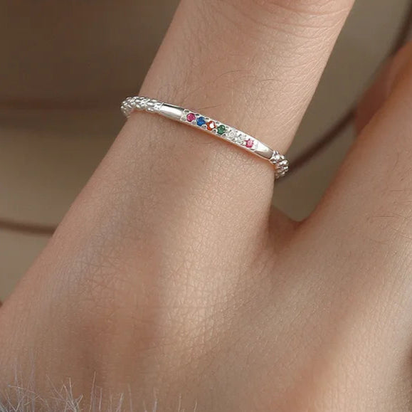 Apportez une touche de couleur et de lumière à votre style avec cette bague en argent sterling 925, ornée de zircons arc-en-ciel aux 6 couleurs éclatantes. Son design fin et ouvert s’adapte à toutes les tailles de doigt tout en offrant une brillance moderne et joyeuse.