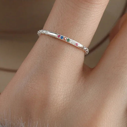 Apportez une touche de couleur et de lumière à votre style avec cette bague en argent sterling 925, ornée de zircons arc-en-ciel aux 6 couleurs éclatantes. Son design fin et ouvert s’adapte à toutes les tailles de doigt tout en offrant une brillance moderne et joyeuse.