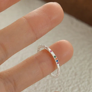 Apportez une touche de couleur et de lumière à votre style avec cette bague en argent sterling 925, ornée de zircons arc-en-ciel aux 6 couleurs éclatantes. Son design fin et ouvert s’adapte à toutes les tailles de doigt tout en offrant une brillance moderne et joyeuse.