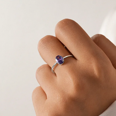 Ajoutez une note d’élégance discrète à votre look avec cette bague en argent sterling 925 ornée d’un zircon Améthyste. Son design minimaliste et son ouverture réglable en font un bijou à la fois chic et pratique, parfait pour un usage quotidien ou pour sublimer vos tenues habillées.