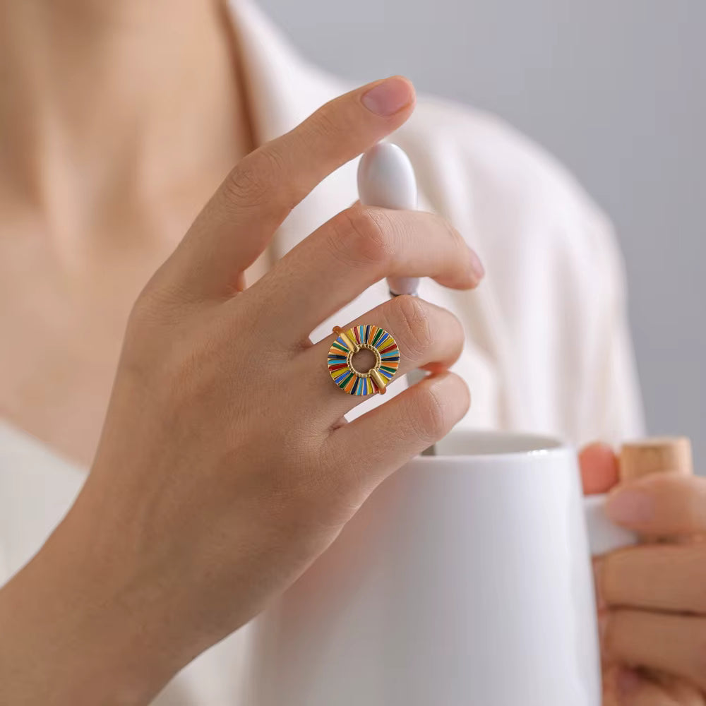 Bague en acier inoxydable doré au design circulaire émaillé multicolore, inspirée du style bohème chic, avec un anneau ajustable et léger pour femme