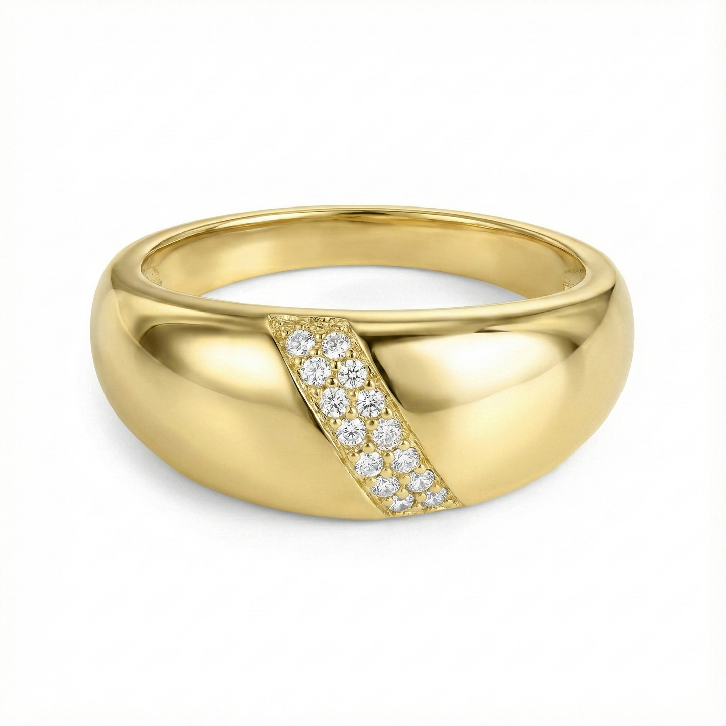 Bague bombée dorée or 18k à finition miroir avec pavé diagonal de zircons scintillants, design élégant et intemporel