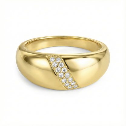 Bague bombée dorée or 18k à finition miroir avec pavé diagonal de zircons scintillants, design élégant et intemporel