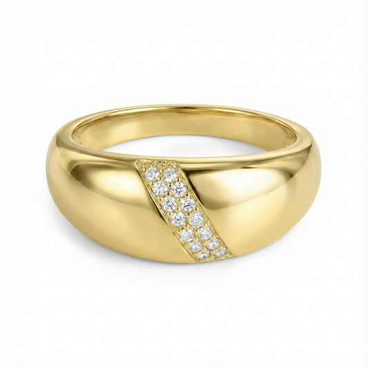 Bague bombée dorée or 18k à finition miroir avec pavé diagonal de zircons scintillants, design élégant et intemporel