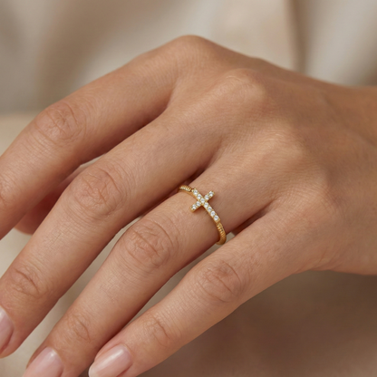 Bague croix dorée or 18k avec croix horizontale sertie de zircons blancs et anneau fin torsadé, bijou symbolique élégant