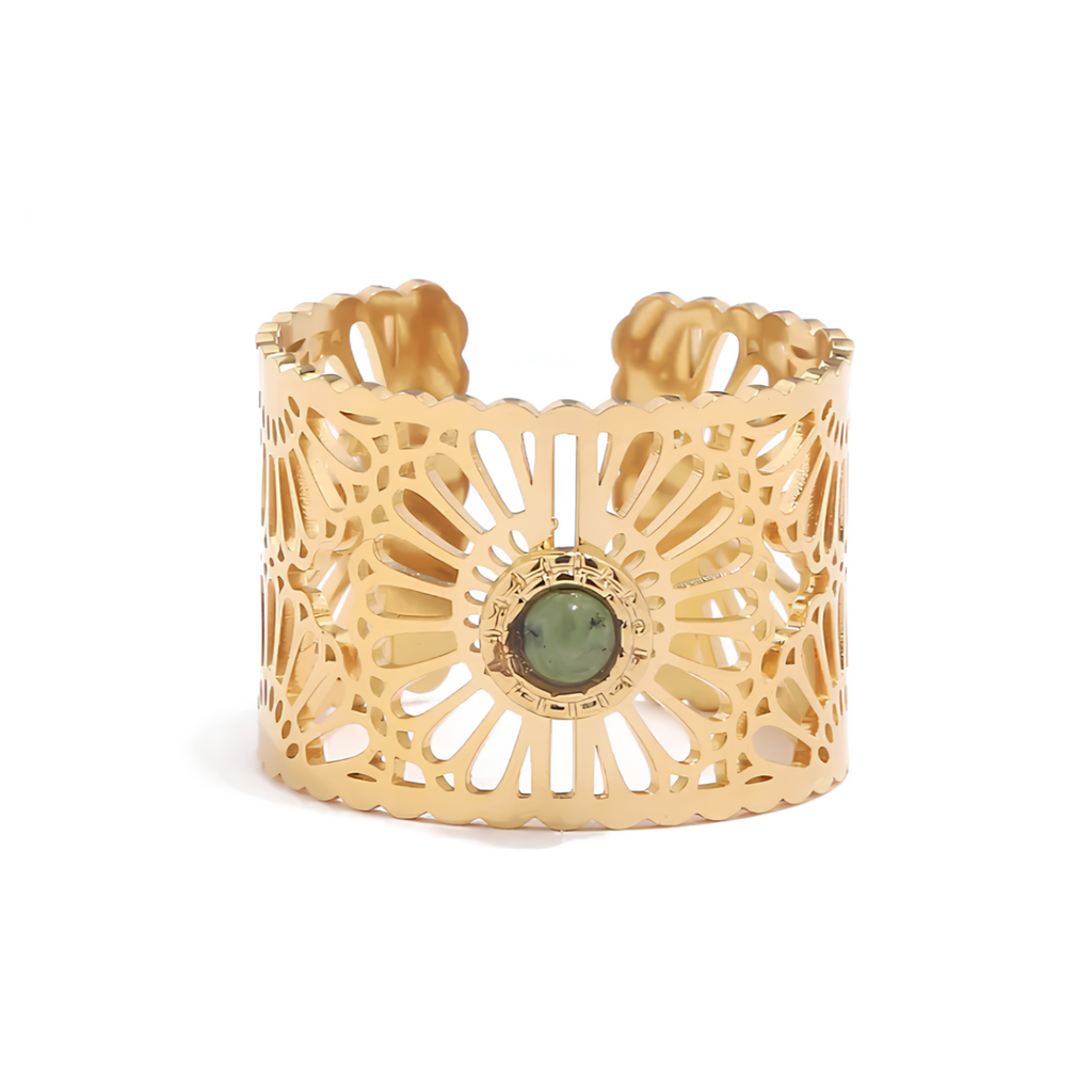 Affichez une allure solaire avec cette bague dorée ajourée en acier inoxydable, inspirée d’une rosace orientale. Son design dentelé finement découpé entoure une pierre verte centrale, pour un effet à la fois précieux et lumineux.

