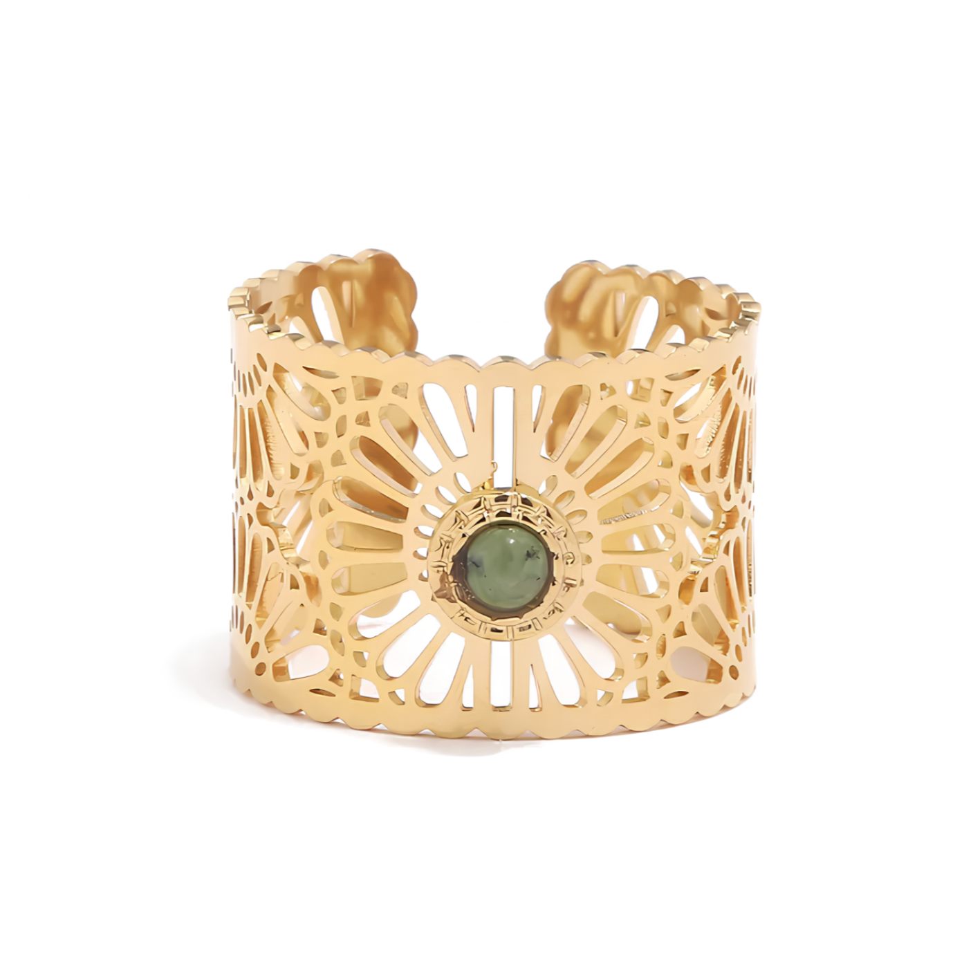 Affichez une allure solaire avec cette bague dorée ajourée en acier inoxydable, inspirée d’une rosace orientale. Son design dentelé finement découpé entoure une pierre verte centrale, pour un effet à la fois précieux et lumineux.
