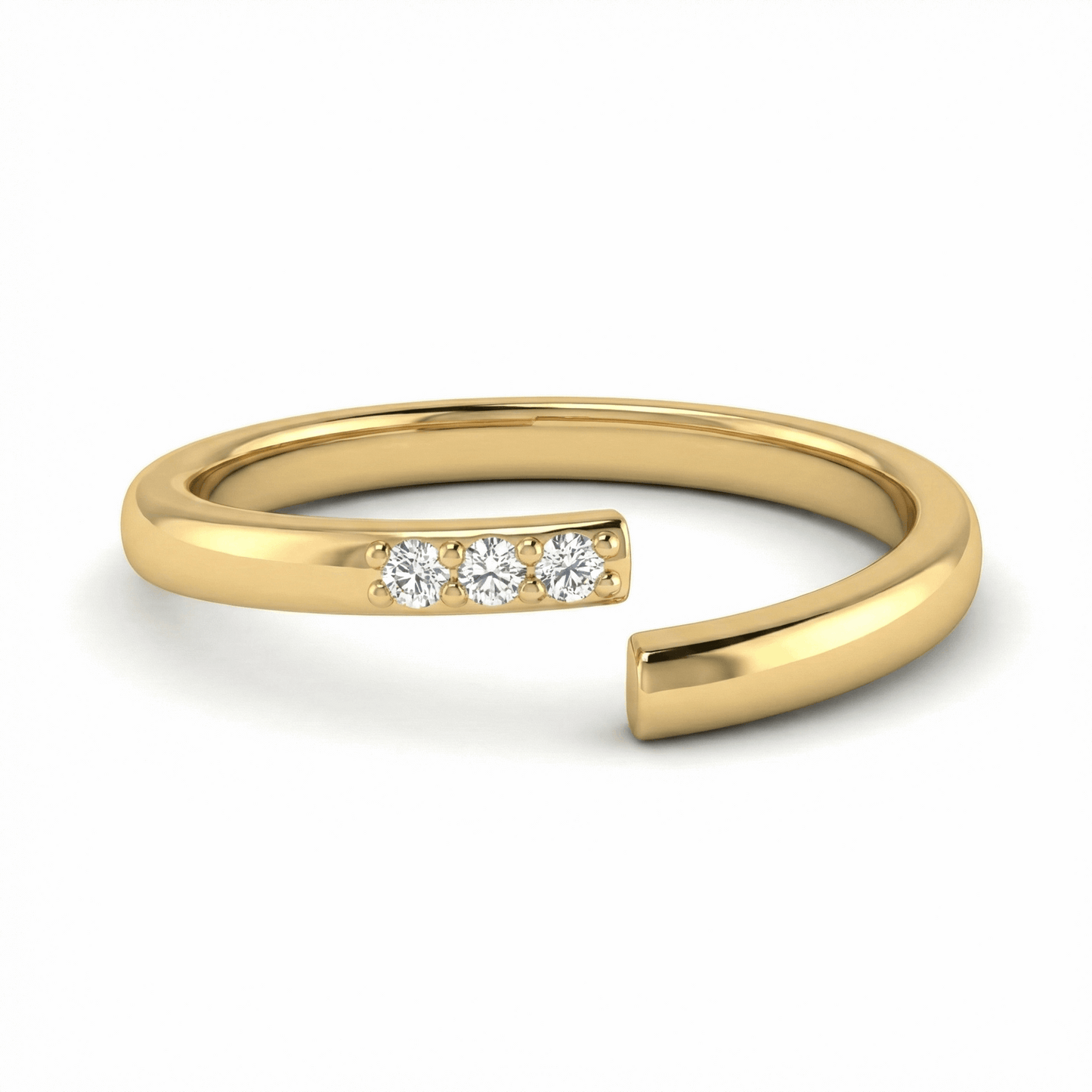 Bague dorée à l’or 18k ouverte, sertie de trois pierres blanches, design épuré, diamètre 1,7 cm, usage quotidien