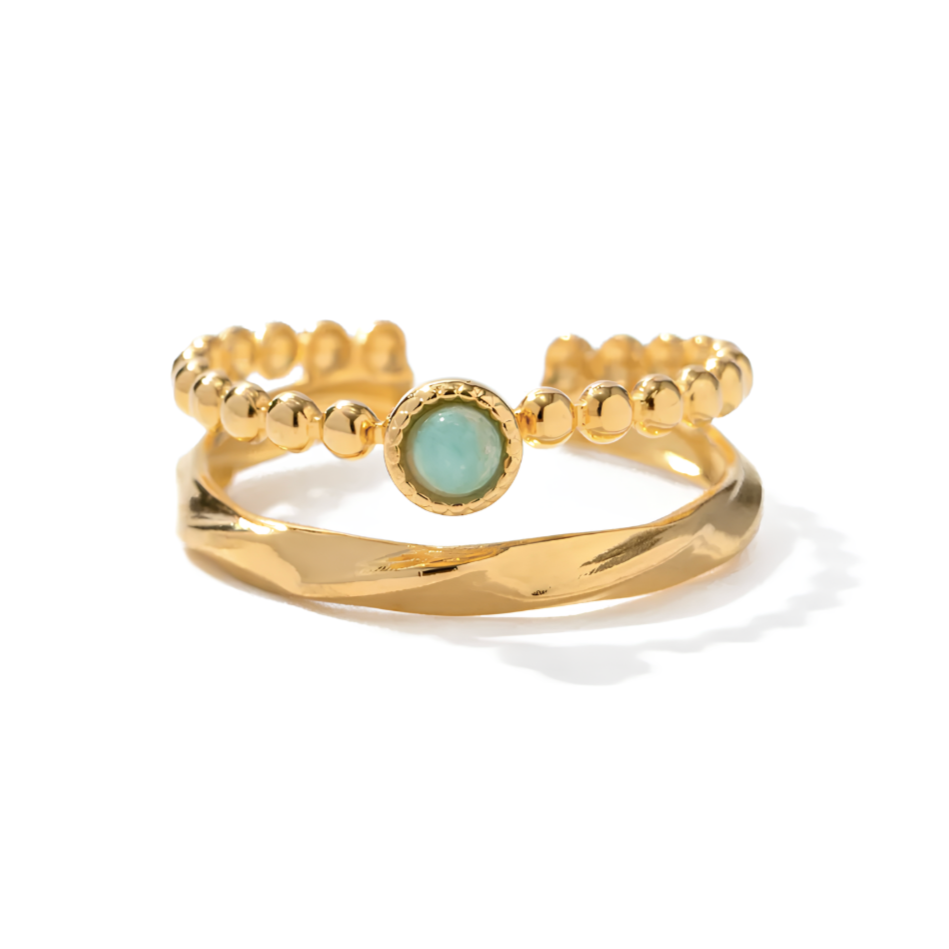 Offrez une touche de douceur minérale à votre main avec cette bague dorée en acier inoxydable, combinant un anneau perlé délicat et une bague torsadée lisse, unies par une pierre amazonite centrale aux reflets verts apaisants. Un bijou chic, fin et symbolique à la fois.
