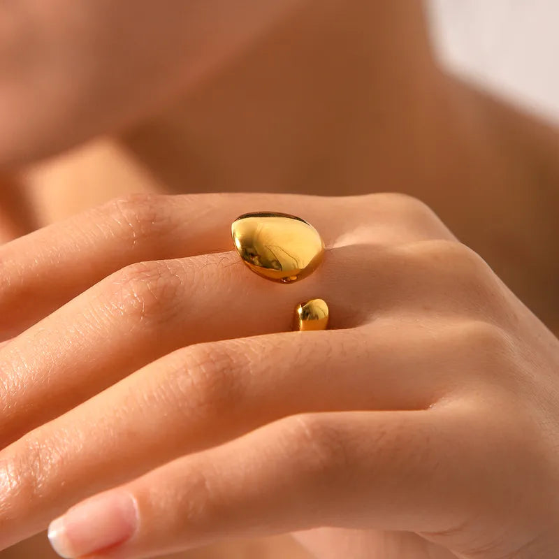 Minimaliste, sculpturale et audacieuse : cette bague dorée en acier inoxydable séduit par sa forme organique en goutte d’or lisse. Son design épuré et volumineux en fait une bague statement moderne, idéale pour une allure avant-gardiste et stylée.