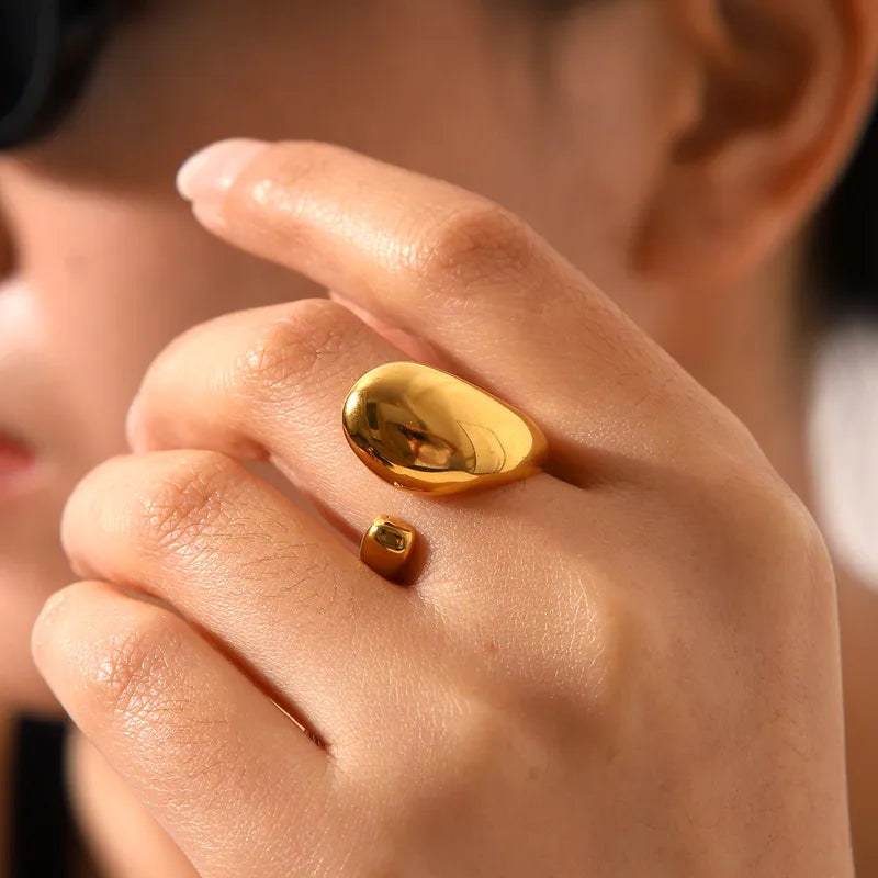 Minimaliste, sculpturale et audacieuse : cette bague dorée en acier inoxydable séduit par sa forme organique en goutte d’or lisse. Son design épuré et volumineux en fait une bague statement moderne, idéale pour une allure avant-gardiste et stylée.