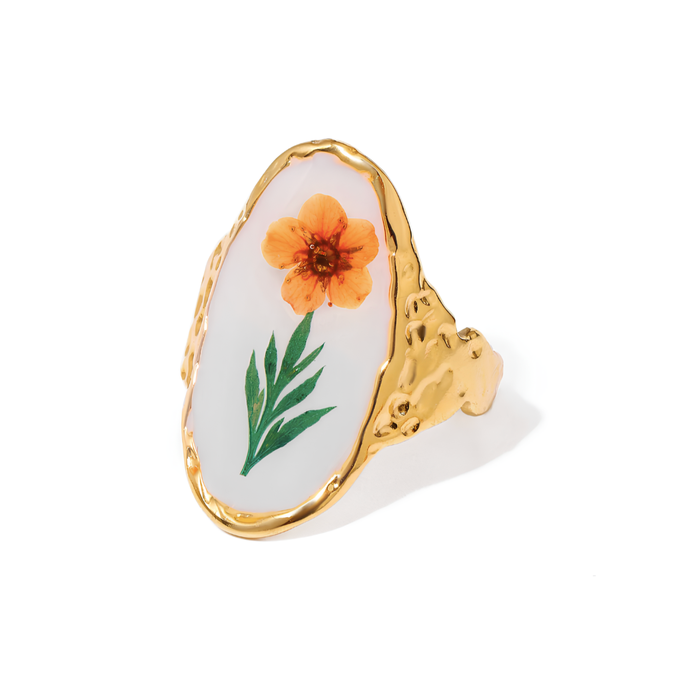 Laissez éclore votre style avec cette bague dorée en acier inoxydable au charme artistique. Ornée d’un médaillon ovale blanc illustré d’une fleur orange peinte à la main, cette bague florale vintage marie le romantisme d’un herbier à l’éclat du métal martelé.

Matériau : Acier inoxydable doré, finition martelée, hypoallergénique et résistante à l’eau
Design : Bague ovale style médaillon, avec illustration florale gravée sous résine blanche
Motif : Fleur orange et feuillage vert, effet peinture artisanale, d