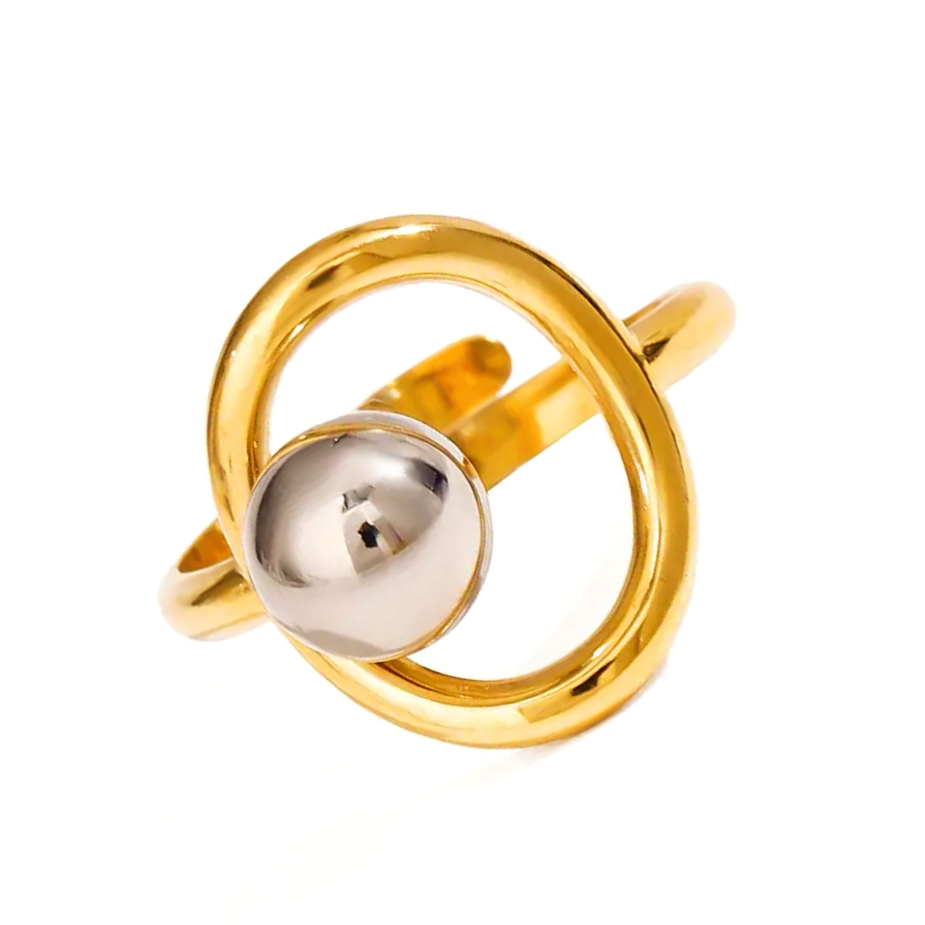 Bague en acier inoxydable doré au design géométrique moderne, ornée d’une sphère argentée brillante insérée dans un cercle ouvert, pour un style chic et contemporain.