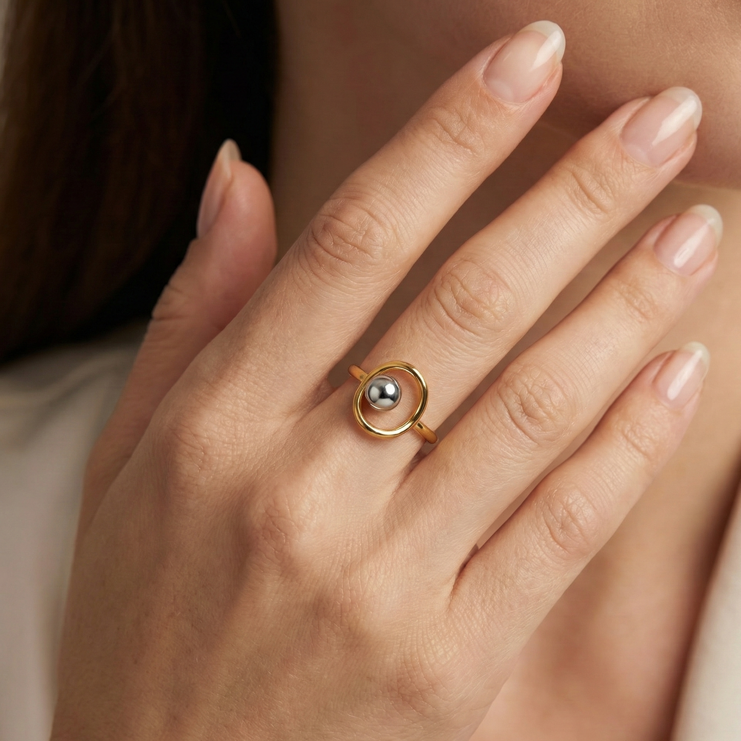 Bague dorée en acier inoxydable avec cercle ouvert et sphère centrale argentée