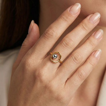 Bague dorée en acier inoxydable avec cercle ouvert et sphère centrale argentée