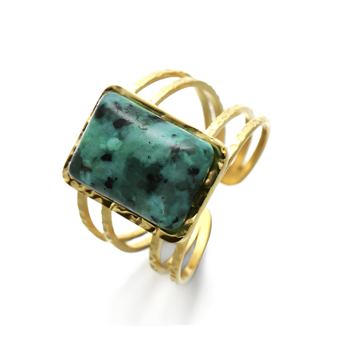 Affirmez une allure audacieuse avec cette bague dorée pour femme en acier inoxydable, à la fois robuste et élégante. Son design ajouré et martelé lui confère un look artisanal unique, tandis que sa grande pierre chrysocolle naturelle attire