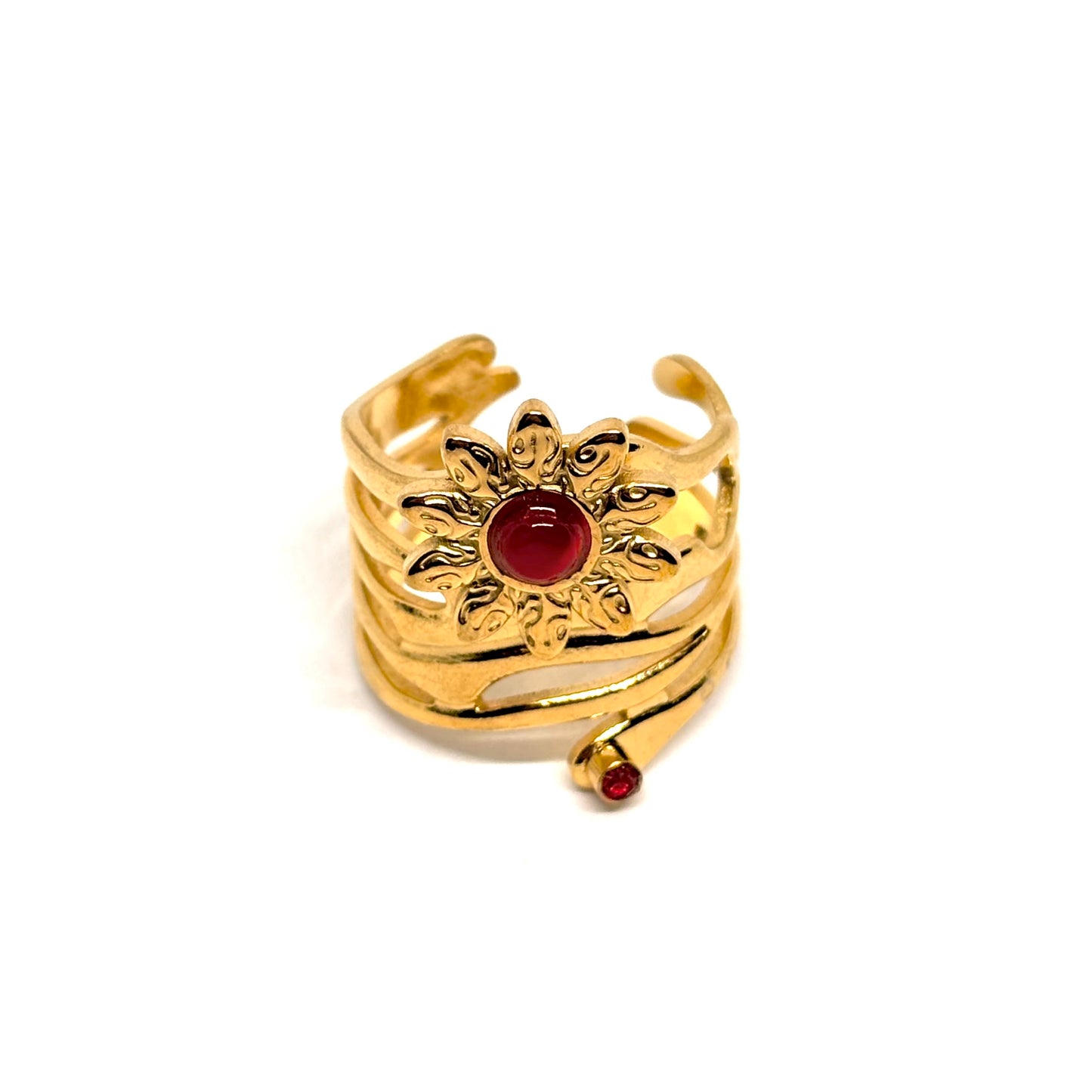 Bague dorée en acier inoxydable pour femme, ornée d’une fleur rayonnante inspirée du soleil avec pierre rouge centrale et petite pierre assortie, au style bohème, romantique et artistique, symbole de force et de féminité éclatante.
