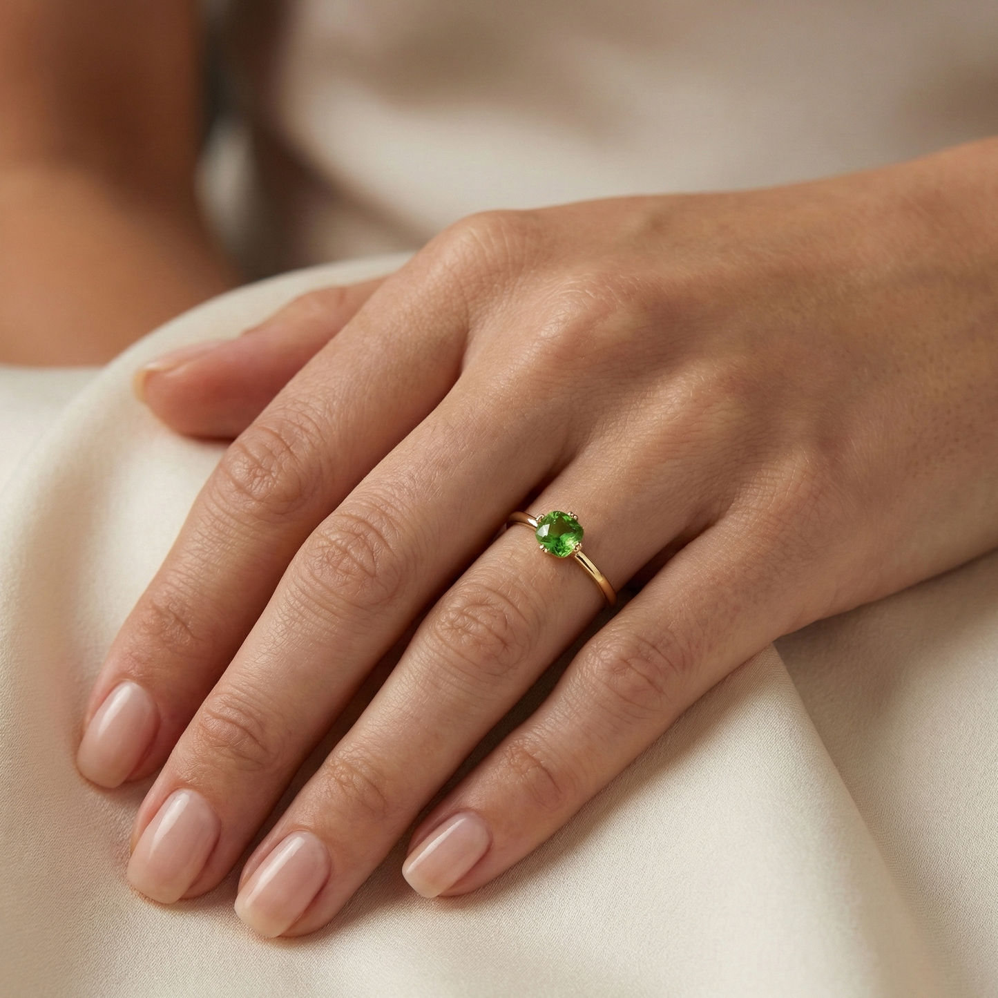 Bague dorée en acier inoxydable avec pierre verte facettée sertie à quatre griffes