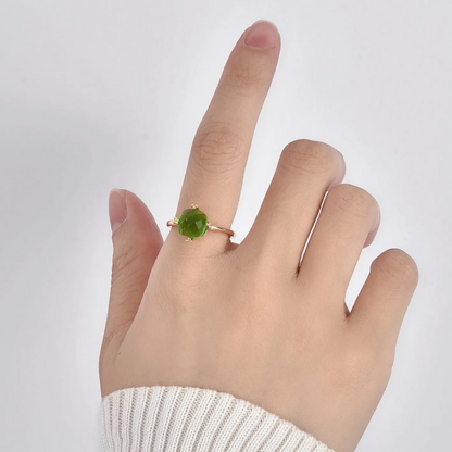 Bague en acier inoxydable doré pour femme, ornée d’une pierre verte facettée sertie en solitaire, au design élégant et lumineux, parfaite pour un style chic et moderne.