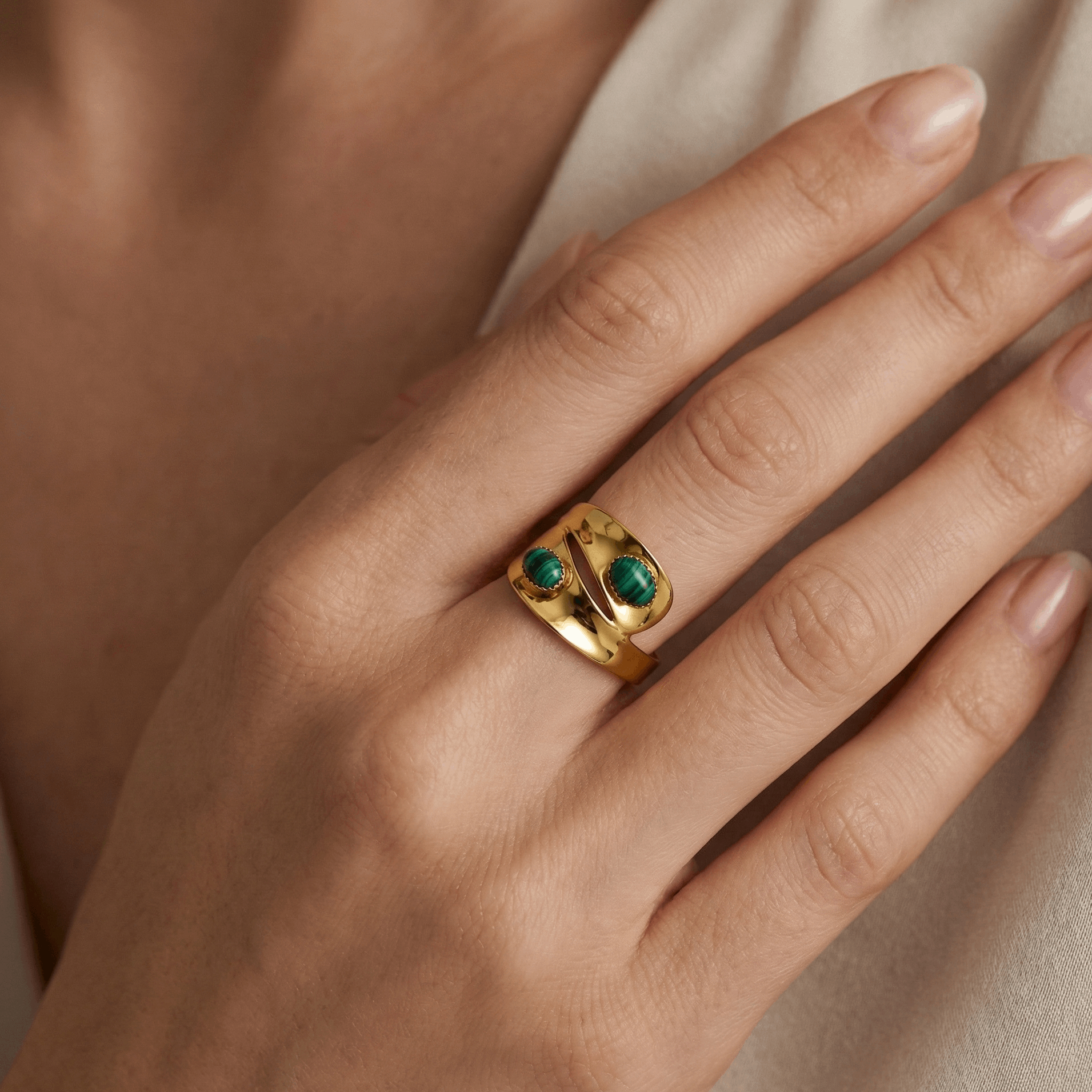 Bague dorée en acier inoxydable ajustable avec pierres vertes veinées