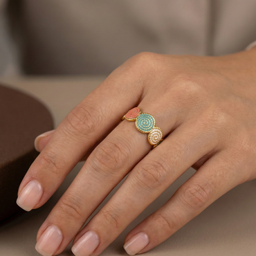 Bague dorée en acier inoxydable avec spirales émaillées turquoise et rouge