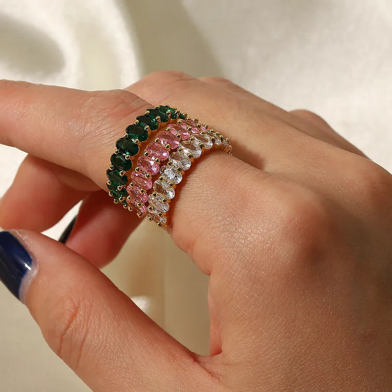 Cette bague dorée ajustable séduit par son éclat romantique et sa ligne luxueuse. Entièrement sertie de pierres roses taille ovale, elle reflète la lumière avec intensité et crée un jeu de reflets délicat à chaque mouvement. Son design semi-ouvert permet un ajustement confortable tout en apportant une touche de modernité à une esthétique résolument féminine.